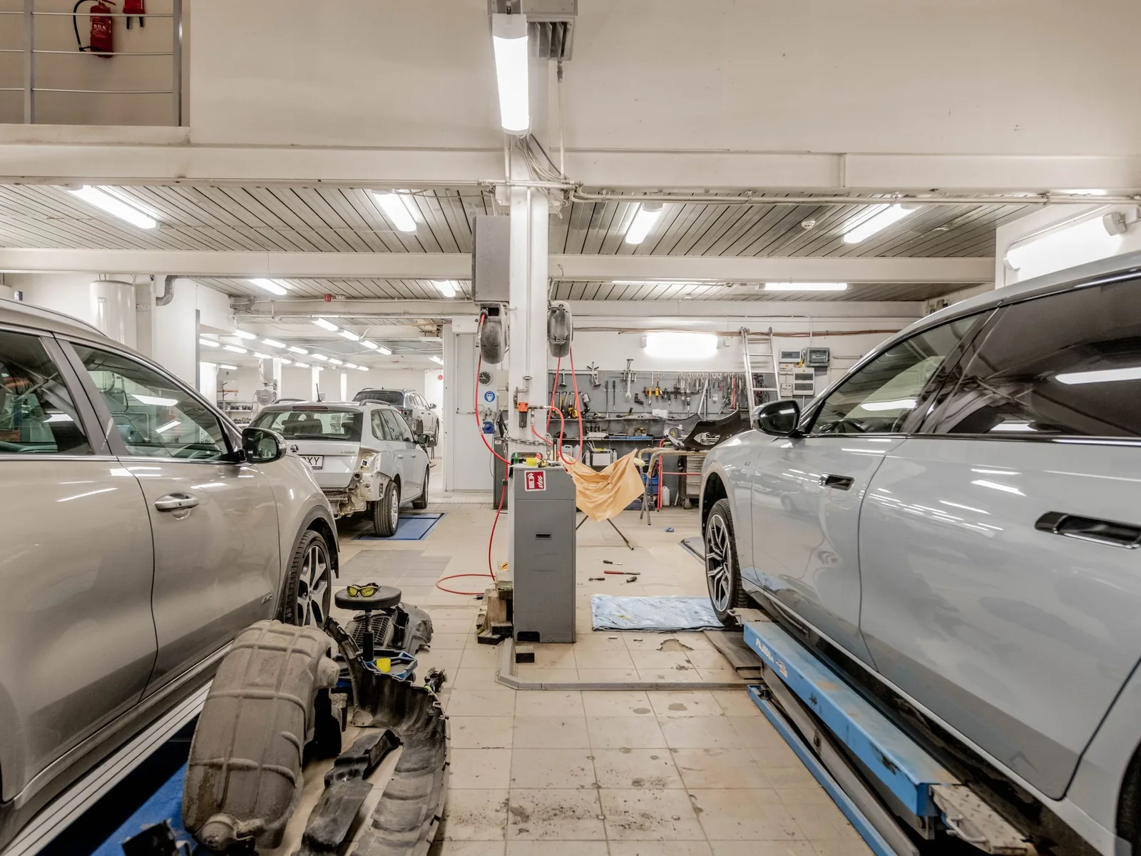 AI Answering Service for Auto Repair Shops, Service Advisors, and Equipment Dealers (2026) - Ringlyn AI voice agent blog